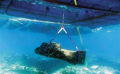 2015年4月，考古工作者打捞西沙群岛“珊瑚岛一号”沉船遗址的石构件。