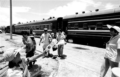 海南建省之初，海南岛上只有一条老化了的窄轨铁路，列车又老又小，每天只有一两趟火车从三亚至昌江。黄一鸣摄于1994年
